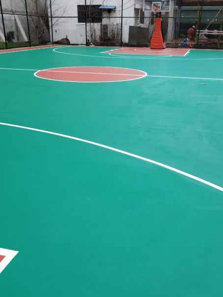 城西 球场长期使用易出现地面开裂